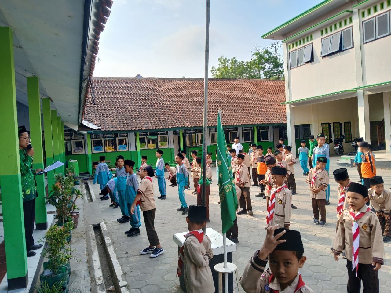 MI MA'ARIF ADITIRTA HARI INI. APEL MEMPERINGATI HARI LAHIR LP MA'ARIF NU KE 71